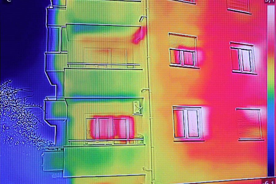 En värmekamera visar energiförlust från en fastighet.