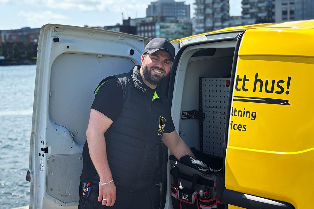 Elektriker bredvid en skåpbil